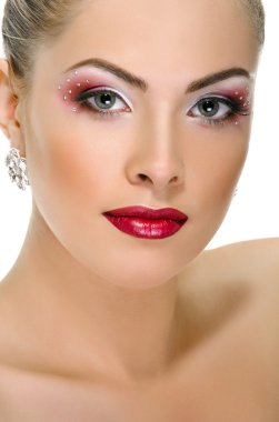 Model yüz, dudak makyaj, küpe