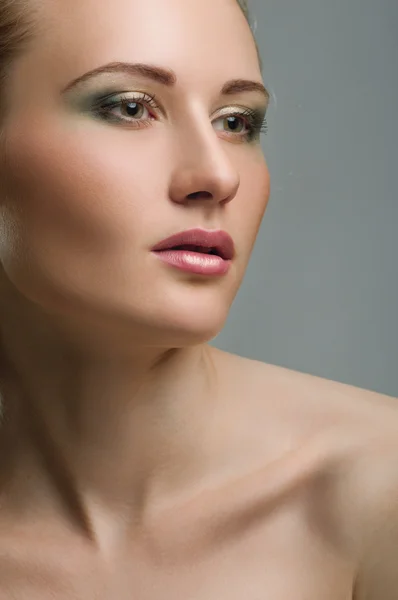 Make-up. Beautiful model with green make up — Stock Photo, Image