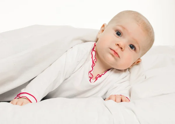 Kleine meisje Baby onder witte deken te leggen — Stockfoto