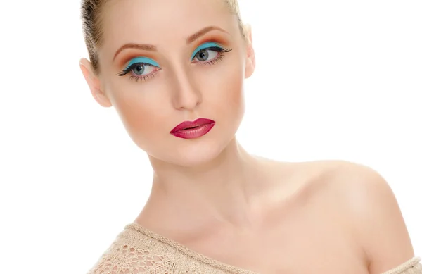 아름다운 여성의 얼굴에 밝은 패션 메이크업 — 스톡 사진