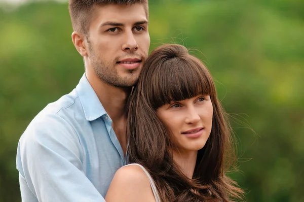 Joven pareja retrato al aire libre —  Fotos de Stock