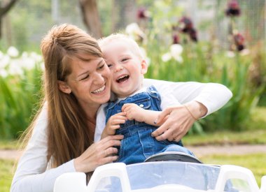 mutlu anne ve küçük oğlu