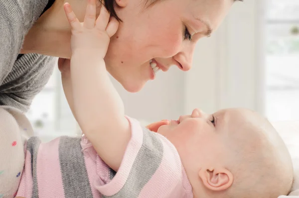 Madre con su bebé — Foto de Stock