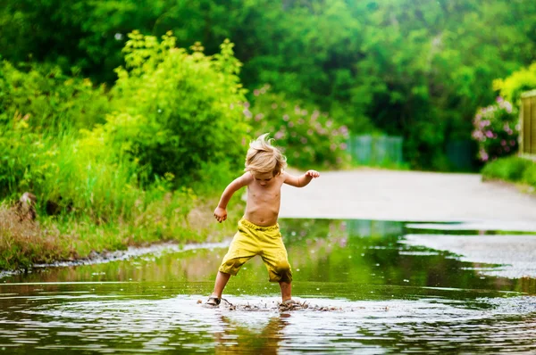 Splashing in a puddle — Stock Photo, Image