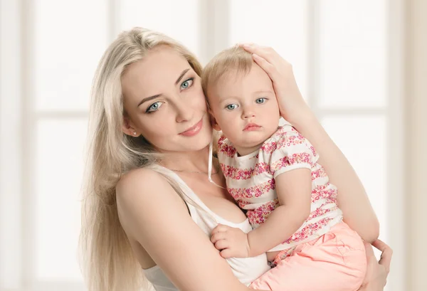 Bebé y madre en casa — Foto de Stock