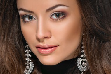 Model yüz, dudak makyajı, küpe.