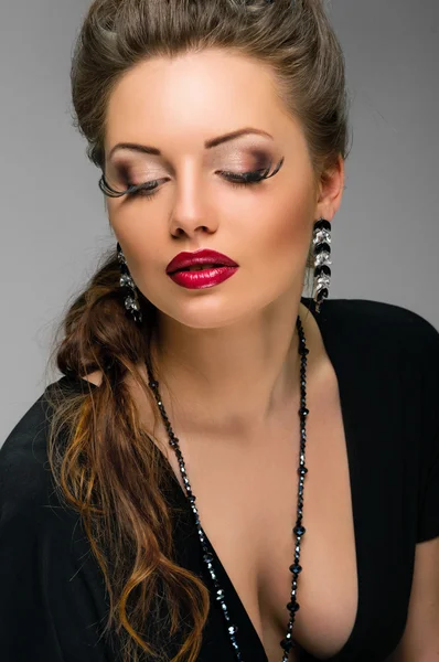 Mujer glamour con labios rojos —  Fotos de Stock