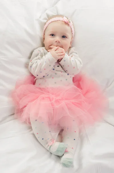 Menina bebê em rosa — Fotografia de Stock