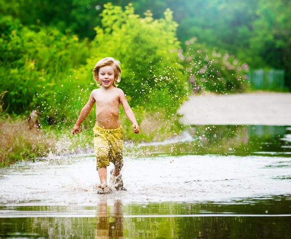 Splashing in a puddle — Stock Photo, Image