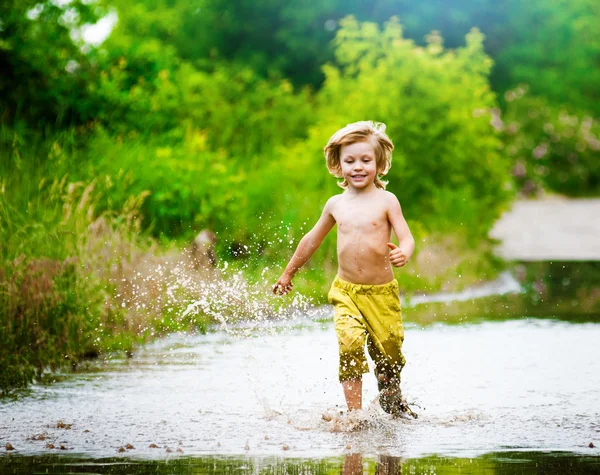 Splashing in a puddle — Stock Photo, Image