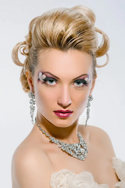 Brud med kreativ make-up och frisyr — Stockfoto