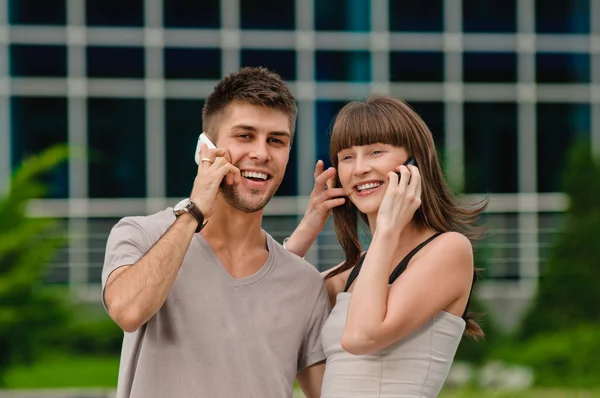 Un par de conversaciones por teléfono. —  Fotos de Stock