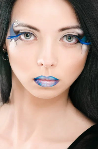 Hermosa cara femenina con maquillaje de moda azul —  Fotos de Stock