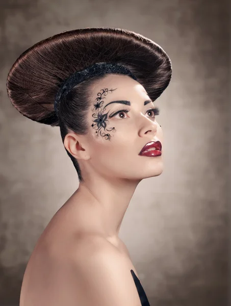 Belle femme avec coiffure de disque — Photo