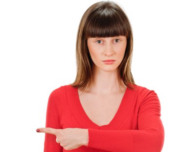 Genç bir kadın işaret ediyor.