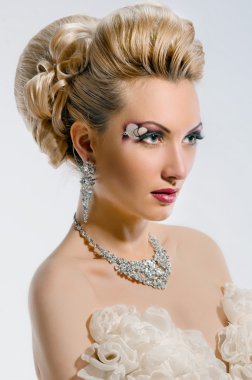 Yaratıcı makyajlı ve saç stili gelin