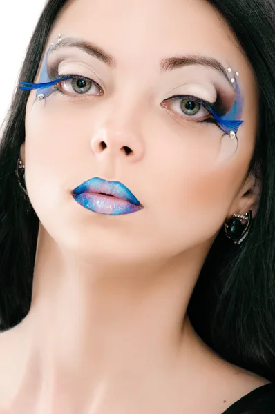 Vackra kvinnliga ansikte med blå mode smink — Stockfoto