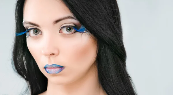 Belle visage féminin avec maquillage de mode bleu — Photo