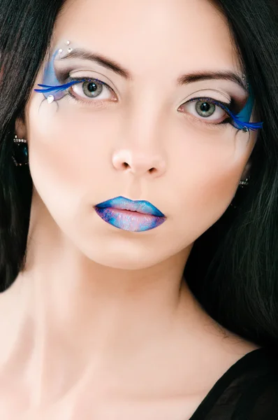 Mooie vrouwelijke gezicht met blauwe fashion make-up — Stockfoto