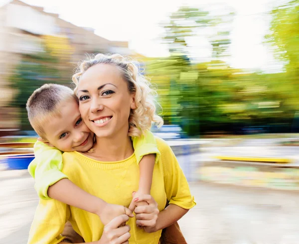 Portret familie In carrousel — Stockfoto