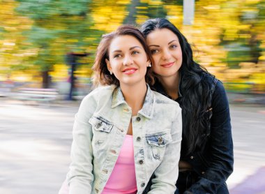 İki seksi, güzel genç mutlu kadın