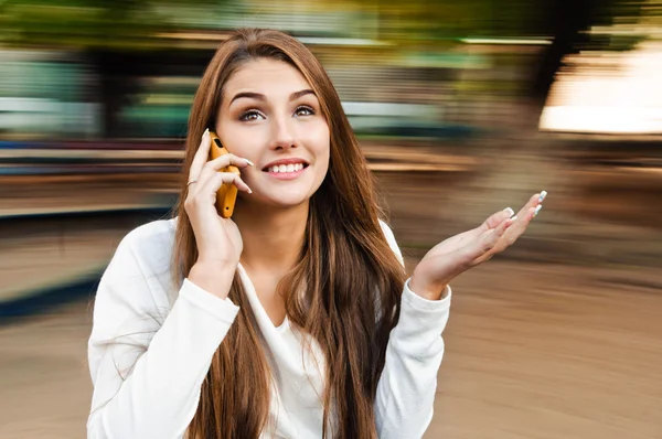 Prata med telefonen — Stockfoto