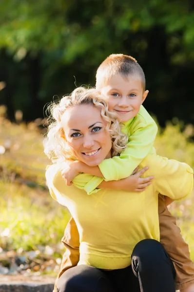 Familie wandelen in park — Stockfoto