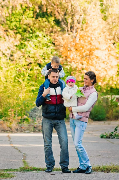 Aile parkta yürüyor. — Stok fotoğraf