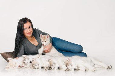 Kadın ve onu evde beslenen hayvan