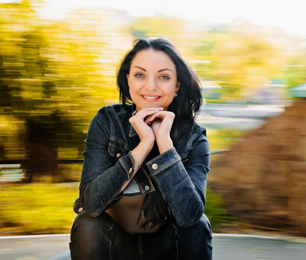 Schöne Frau im Herbst — Stockfoto