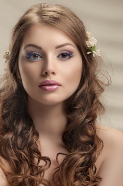 bahar çiçekleri ile kız