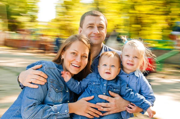 Portret familie In carrousel — Stockfoto