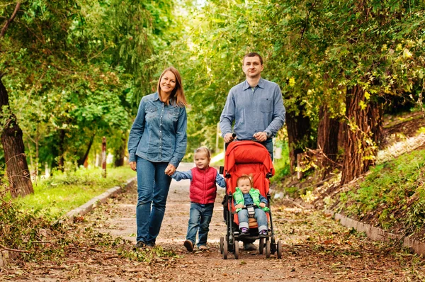 Familj promenader i parken — Stockfoto