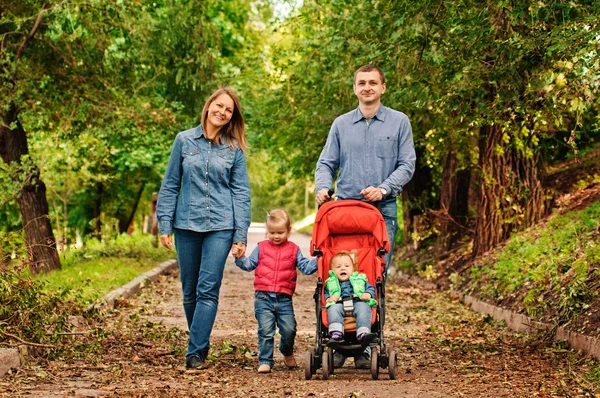 Familie wandelen in park — Stockfoto