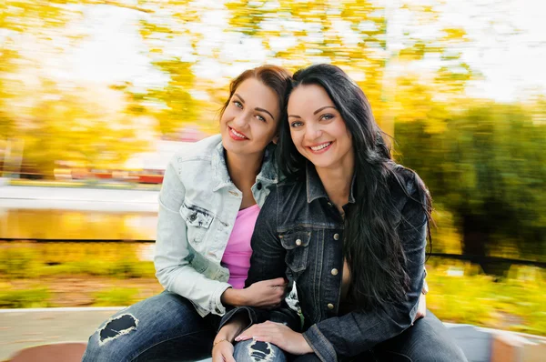Deux sexy, belles jeunes femmes heureuses — Photo