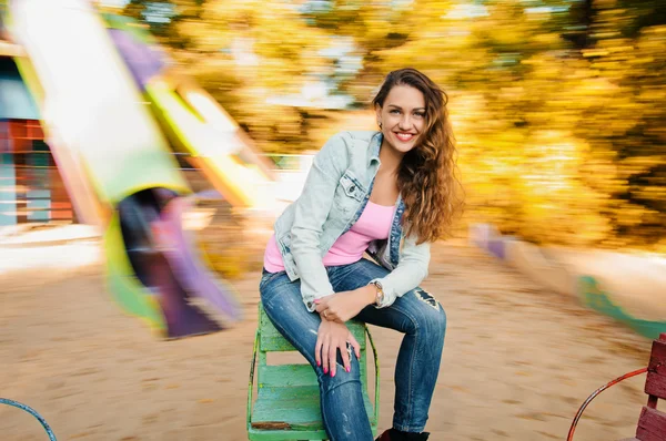 Beautiful woman in autumn — Stock Photo, Image