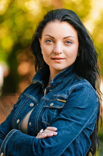 Woman in autumn park — Stock Photo, Image