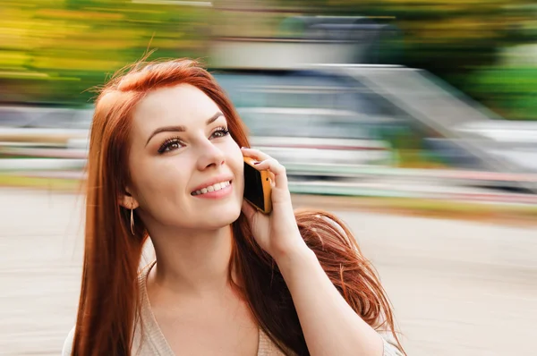 Hablando con el teléfono — Foto de Stock