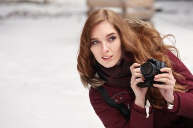 Winter City 'de fotoğraf çeken kadın fotoğrafçının portresi.