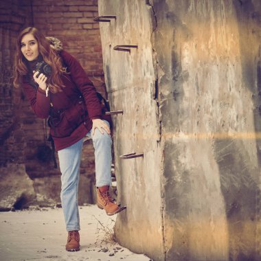 Kışın açık havada çekilen fotoğraf çekiminde genç bayan fotoğrafçı,... sıcak, kaliteli bir tonu olan bir görüntü.