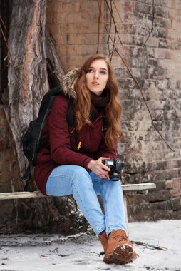 Kameralı güzel profesyonel fotoğrafçı kış için fotoğraf çekimi yapıyor.