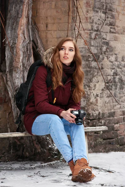 Kameralı güzel profesyonel fotoğrafçı kış için fotoğraf çekimi yapıyor.