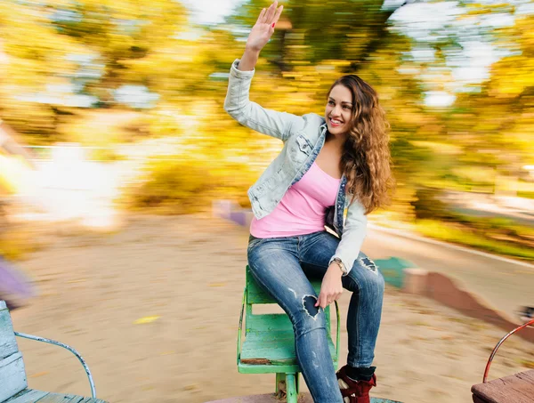 Beautiful woman in autumn — Stock Photo, Image