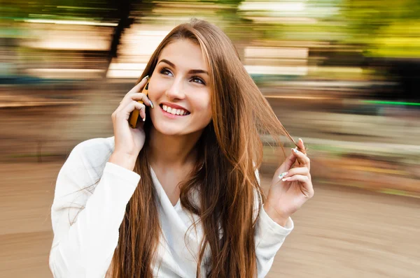 Hablando con el teléfono — Foto de Stock