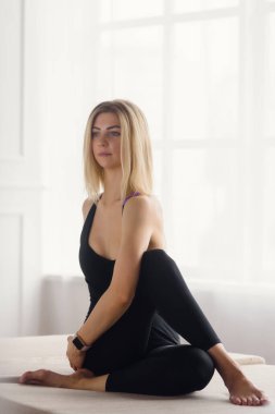 Rahatlamış yoga eğitmeni paspasın üzerinde geriniyor.