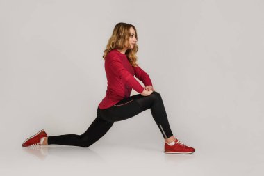 Gri arka planda fiziksel egzersiz yapan oldukça sağlıklı bir sporcunun portresi