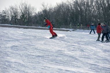 Dnepr, Ukrayna... 25 Ocak 2018: Erkek snowboardcu kış tatilinde gemide olmanın keyfini çıkarıyor.