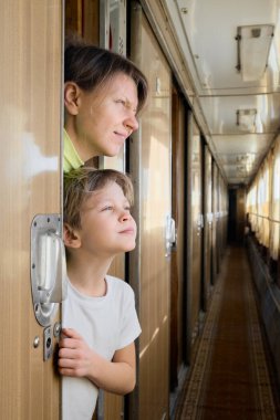 Sadece uyanık anne ve oğlu bir tren penceresinden bakıyor.