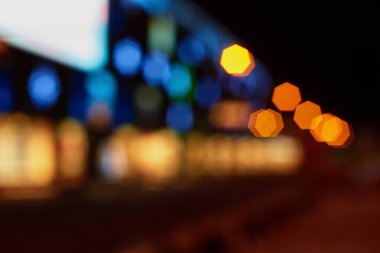 Geceleri renkli şehir ışıklarının bulanık arkaplanı soyut