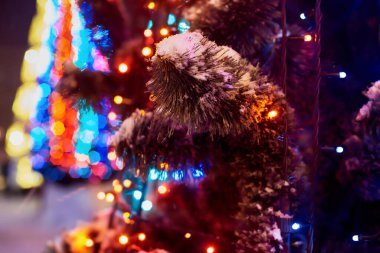 Parlak Noel süslemeleri ve elektrik çelenkleri şehir ağacında